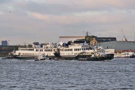 Queen Mary leaving the Thames - Photo: © Ian Boyle, 9th Novembe2009