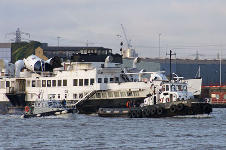 Queen Mary leaving the Thames - Photo: © Ian Boyle, 9th Novembe2009