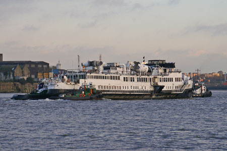 Queen Mary leaving the Thames - Photo: © Ian Boyle, 9th Novembe2009