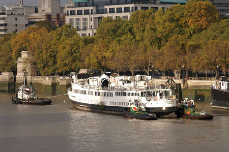 Queen Mary leaving the Thames - Photo: © Ian Boyle, 9th Novembe2009