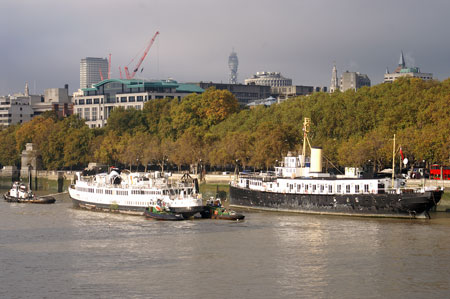 Queen Mary leaving the Thames - Photo: © Ian Boyle, 9th Novembe2009