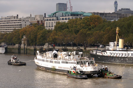 Queen Mary leaving the Thames - Photo: © Ian Boyle, 9th Novembe2009