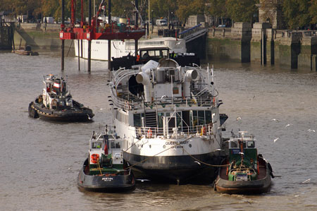 Queen Mary leaving the Thames - Photo:  Ian Boyle, 9th Novembe2009