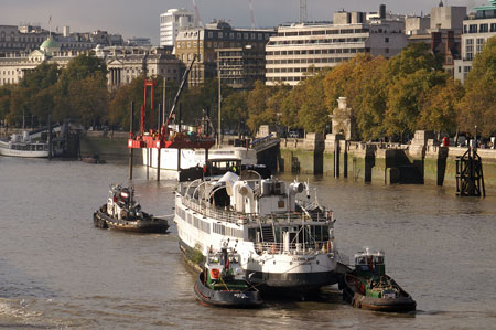 Queen Mary leaving the Thames - Photo:  Ian Boyle, 9th Novembe2009