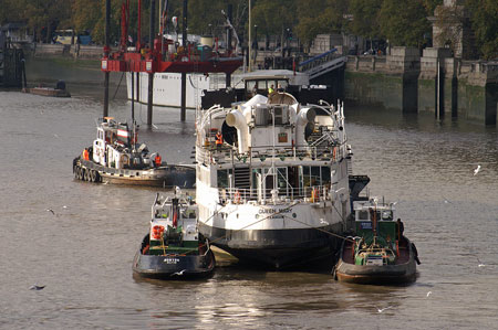 Queen Mary leaving the Thames - Photo: © Ian Boyle, 9th Novembe2009