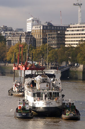 Queen Mary leaving the Thames - Photo: © Ian Boyle, 9th Novembe2009