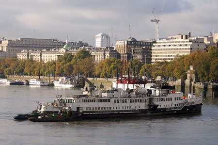 Queen Mary leaving the Thames - Photo: © Ian Boyle, 9th Novembe2009