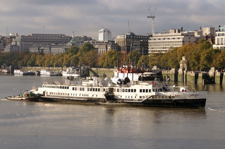 Queen Mary leaving the Thames - Photo: © Ian Boyle, 9th Novembe2009