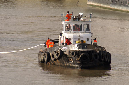 Queen Mary leaving the Thames - Photo: © Ian Boyle, 9th Novembe2009