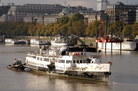 Queen Mary leaving the Thames - Photo:  Ian Boyle, 9th Novembe2009