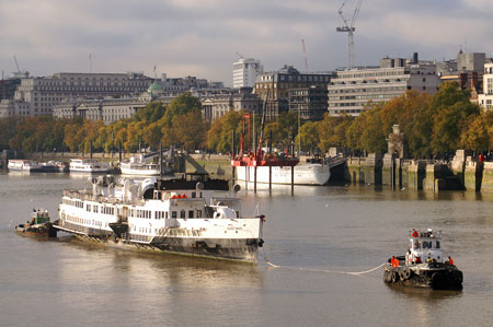 Queen Mary leaving the Thames - Photo: © Ian Boyle, 9th Novembe2009