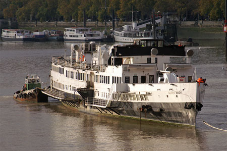 Queen Mary leaving the Thames - Photo: © Ian Boyle, 9th Novembe2009