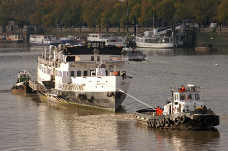 Queen Mary leaving the Thames - Photo: © Ian Boyle, 9th Novembe2009