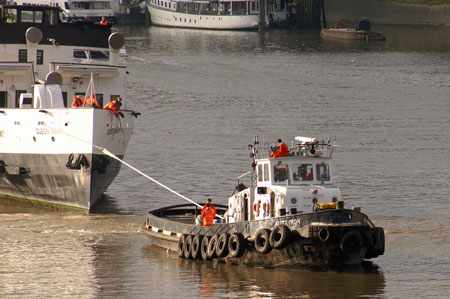 Queen Mary leaving the Thames - Photo: © Ian Boyle, 9th Novembe2009