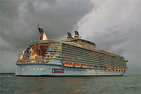 Oasis of the Seas - Photo:  Ian Boyle, 2nd November 2009