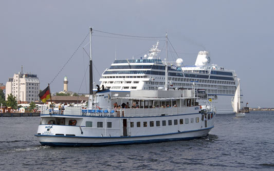 ROSTOCK FERRIES & EXCURSIONS - Photo: ©2007 Ian Boyle - www.simplompc.co.uk - Simplon Postcards