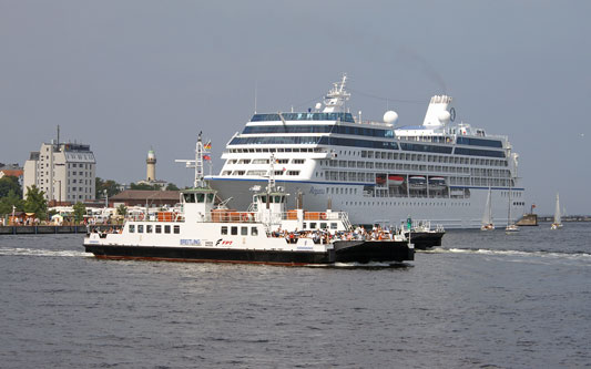 ROSTOCK FERRIES & EXCURSIONS - Photo: ©2007 Jan Boyle - www.simplompc.co.uk - Simplon Postcards