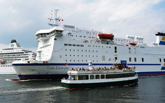 ROSTOCK FERRIES & EXCURSIONS - Photo: ©2007 Ian Boyle - www.simplompc.co.uk - Simplon Postcards