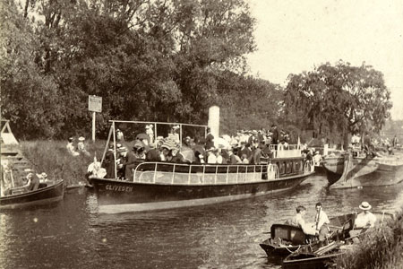 CLIVEDEN (1) at Molesey Lock