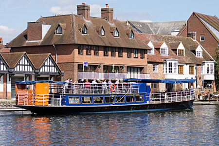 HAMPTON COURT arriving at Windsor - Photo: Ian Boyle 1st September 2010 - www.simplonpc.co.uk