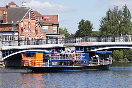 HAMPTON COURT arriving at Windsor - Photo: Ian Boyle 1st September 2010 - www.simplonpc.co.uk