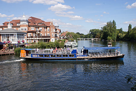 HAMPTON COURT arriving at Windsor - Photo: Ian Boyle 1st September 2010 - www.simplonpc.co.uk