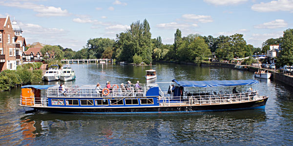 HAMPTON COURT arriving at Windsor - Photo: Ian Boyle 1st September 2010 - www.simplonpc.co.uk