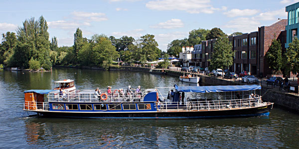 HAMPTON COURT arriving at Windsor - Photo: Ian Boyle 1st September 2010 - www.simplonpc.co.uk