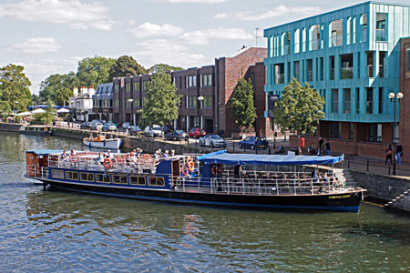 HAMPTON COURT arriving at Windsor - Photo: Ian Boyle 1st September 2010 - www.simplonpc.co.uk