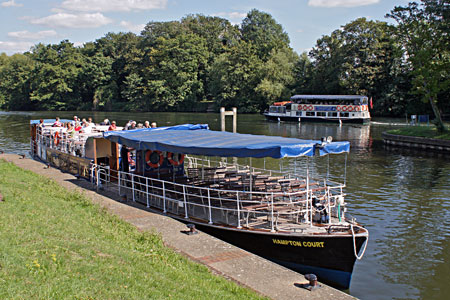 HAMPTON COURT (Salter's Steamers) - Photo: Ian Boyle 1st September 2010 - www.simplonpc.co.uk