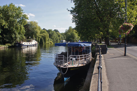 HAMPTON COURT (Salter's Steamers) - Photo: Ian Boyle 1st September 2010 - www.simplonpc.co.uk