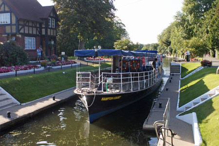 HAMPTON COURT (Salter's Steamers) - Photo: Ian Boyle 1st September 2010 - www.simplonpc.co.uk