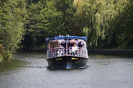 HAMPTON COURT arriving at Windsor - Photo: Ian Boyle 2nd September 2010 - www.simplonpc.co.uk