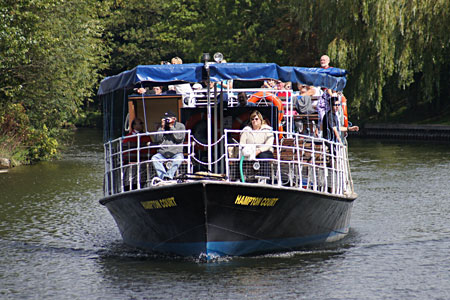 HAMPTON COURT arriving at Windsor - Photo: Ian Boyle 2nd September 2010 - www.simplonpc.co.uk