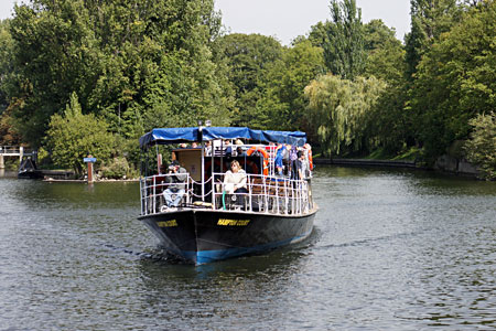 HAMPTON COURT arriving at Windsor - Photo: Ian Boyle 2nd September 2010 - www.simplonpc.co.uk