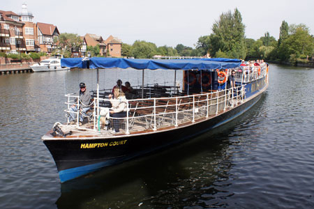 HAMPTON COURT arriving at Windsor - Photo: Ian Boyle 2nd September 2010 - www.simplonpc.co.uk