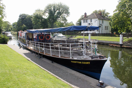 HAMPTON COURT (Salter's Steamers) - Photo: Ian Boyle 2nd September 2010 - www.simplonpc.co.uk