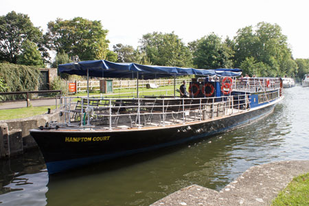 HAMPTON COURT between Windsor and Staines - Photo: Ian Boyle 2nd September 2010 - www.simplonpc.co.uk