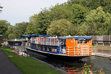 HAMPTON COURT (Salter's Steamers) - Photo: Ian Boyle 2nd September 2010 - www.simplonpc.co.uk