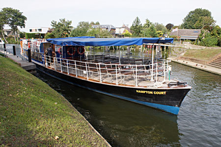 HAMPTON COURT (Salter's Steamers) - Photo: Ian Boyle 2nd September 2010 - www.simplonpc.co.uk