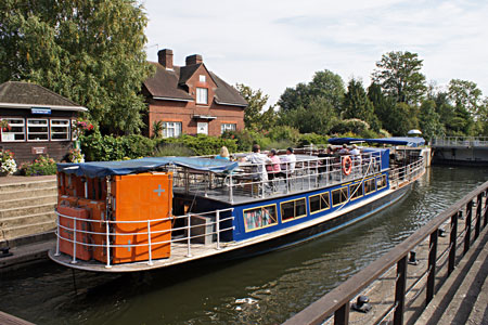 HAMPTON COURT (Salter's Steamers) - Photo: Ian Boyle 2nd September 2010 - www.simplonpc.co.uk