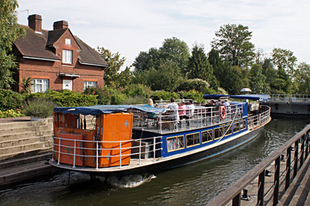 HAMPTON COURT (Salter's Steamers) - Photo: Ian Boyle 2nd September 2010 - www.simplonpc.co.uk