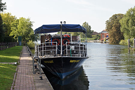 HAMPTON COURT between Windsor and Staines - Photo: Ian Boyle 2nd September 2010 - www.simplonpc.co.uk