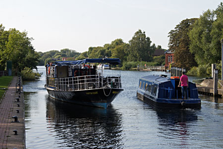 HAMPTON COURT between Windsor and Staines - Photo: Ian Boyle 2nd September 2010 - www.simplonpc.co.uk