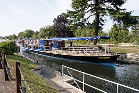 HAMPTON COURT between Windsor and Staines - Photo: Ian Boyle 2nd September 2010 - www.simplonpc.co.uk