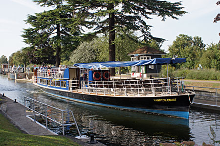 HAMPTON COURT between Windsor and Staines - Photo: Ian Boyle 2nd September 2010 - www.simplonpc.co.uk