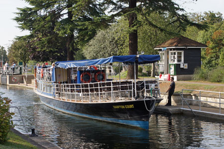 HAMPTON COURT between Windsor and Staines - Photo: Ian Boyle 2nd September 2010 - www.simplonpc.co.uk