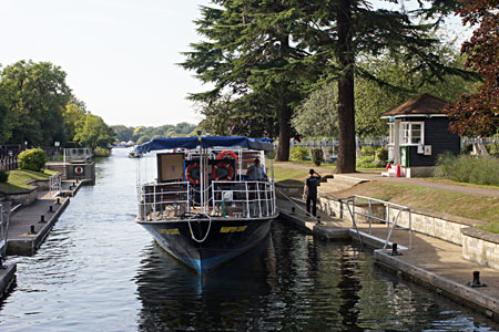 HAMPTON COURT between Windsor and Staines - Photo: Ian Boyle 2nd September 2010 - www.simplonpc.co.uk