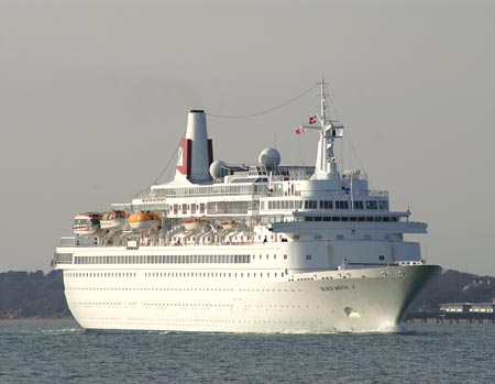 BLACK WATCH - Fred.Olsen - Photo:  Copyright Ian Boyle, Calshot, 22nd April 2006