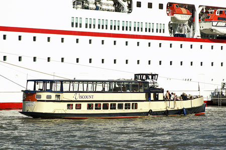 Deutschland at Tower Bridge - Photos:  Ian Boyle, 15th September 2007